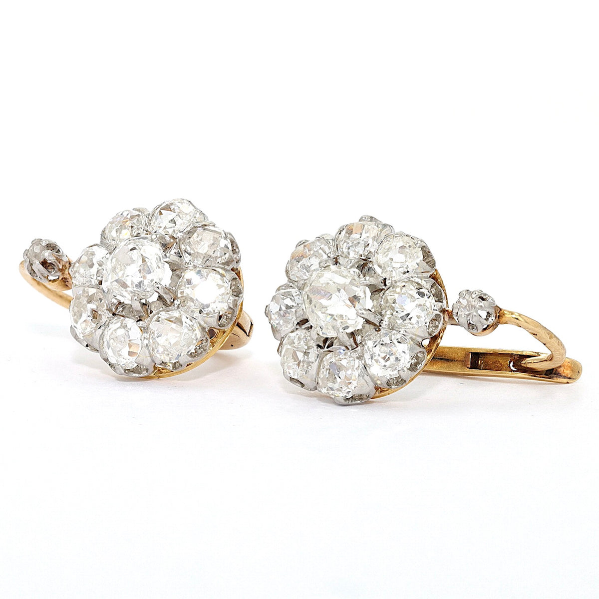 1 Paar Ohrringe, Frankreich um 1910 in 750er Gelbgold, Platin mit Diamanten, liegend links gedreht