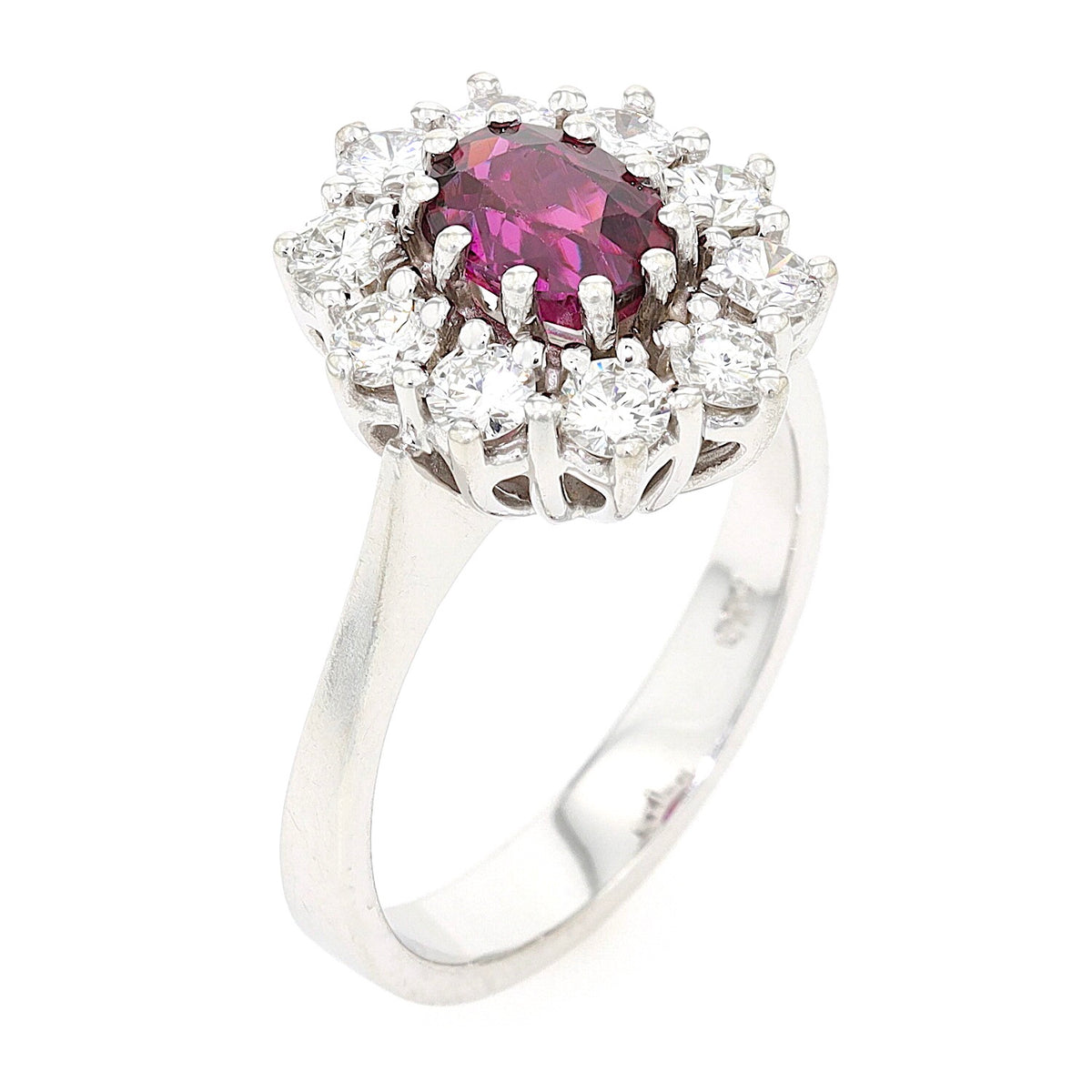 Ring in 585er Weißgold mit einem Rubin 1,1 ct und Brillanten, ges. ca. 0,80 ct, stehend