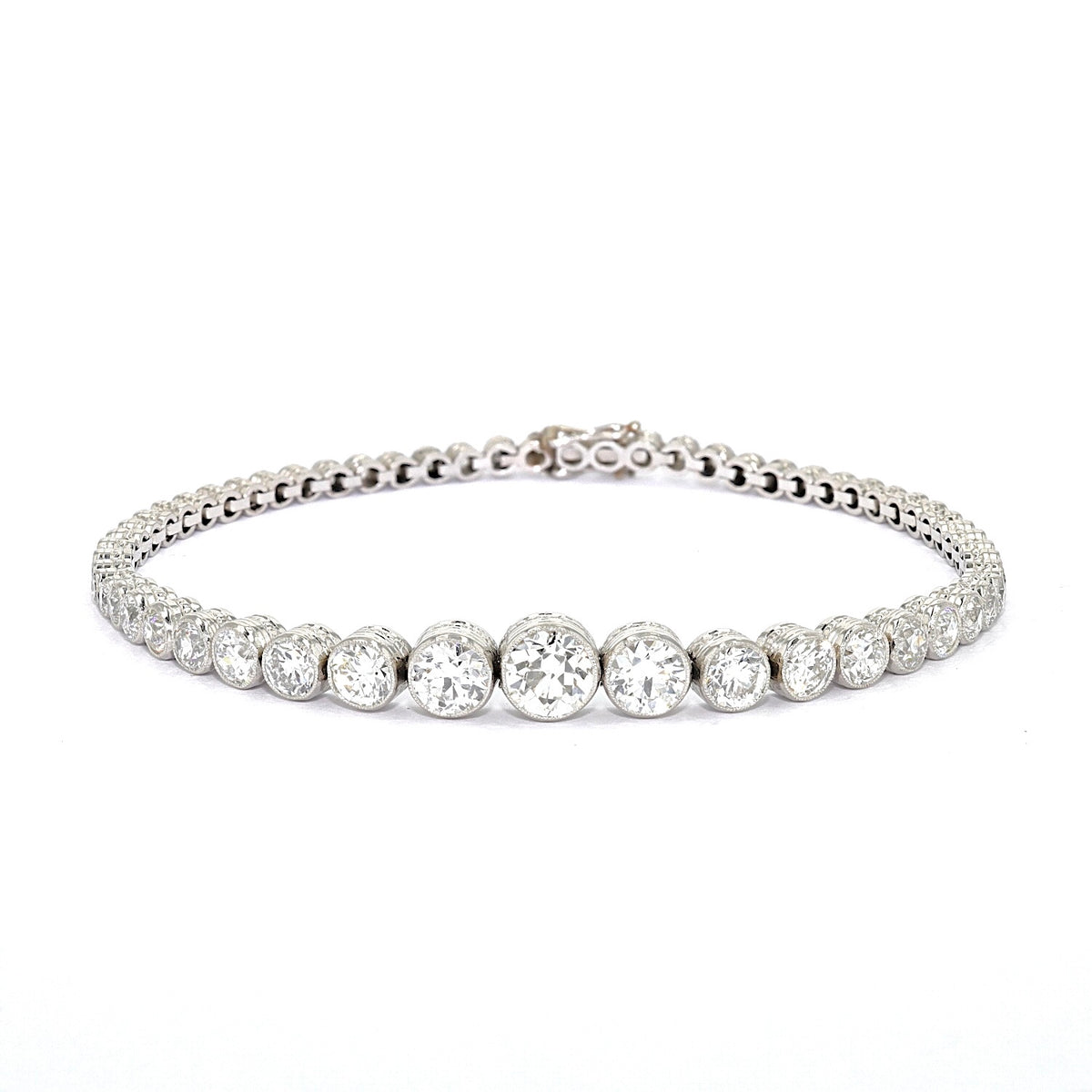 Art Deco Tennisarmband in Platin mit insgesamt ca. 5,1 ct Diamanten im Altschliff, liegend frontal