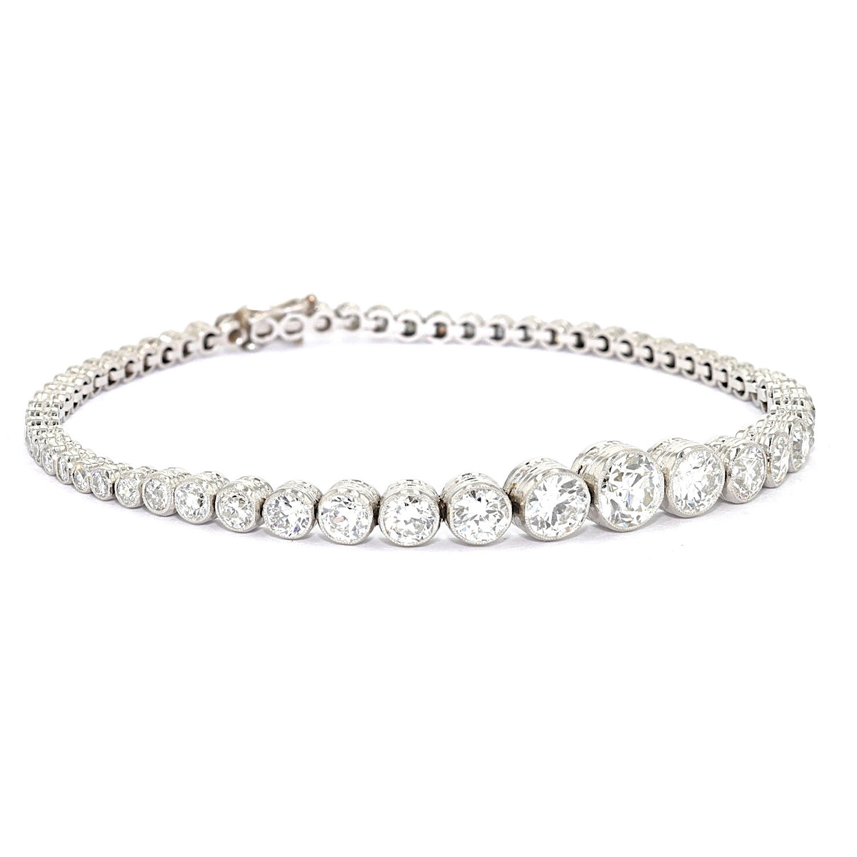 Art Deco Tennisarmband in Platin mit insgesamt ca. 5,1 ct Diamanten im Altschliff, liegend rechts gedreht