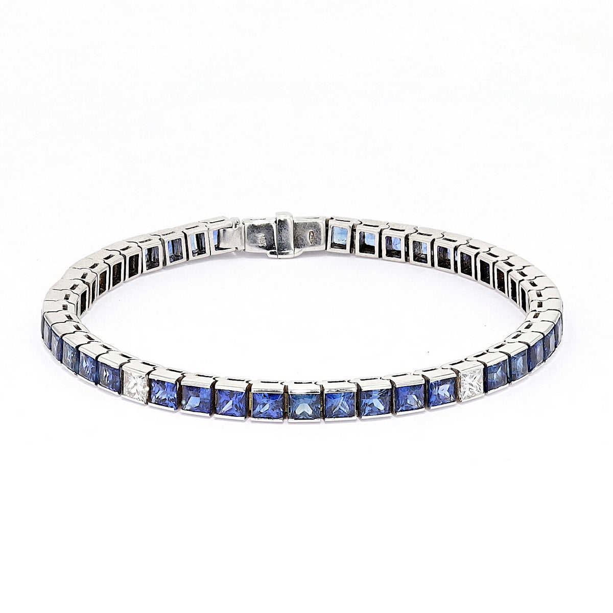 Armband in 750er Weißgold mit ingesamt ca. 12,6 ct Saphiren und ca. 1,25 ct Diamanten , liegend frontal