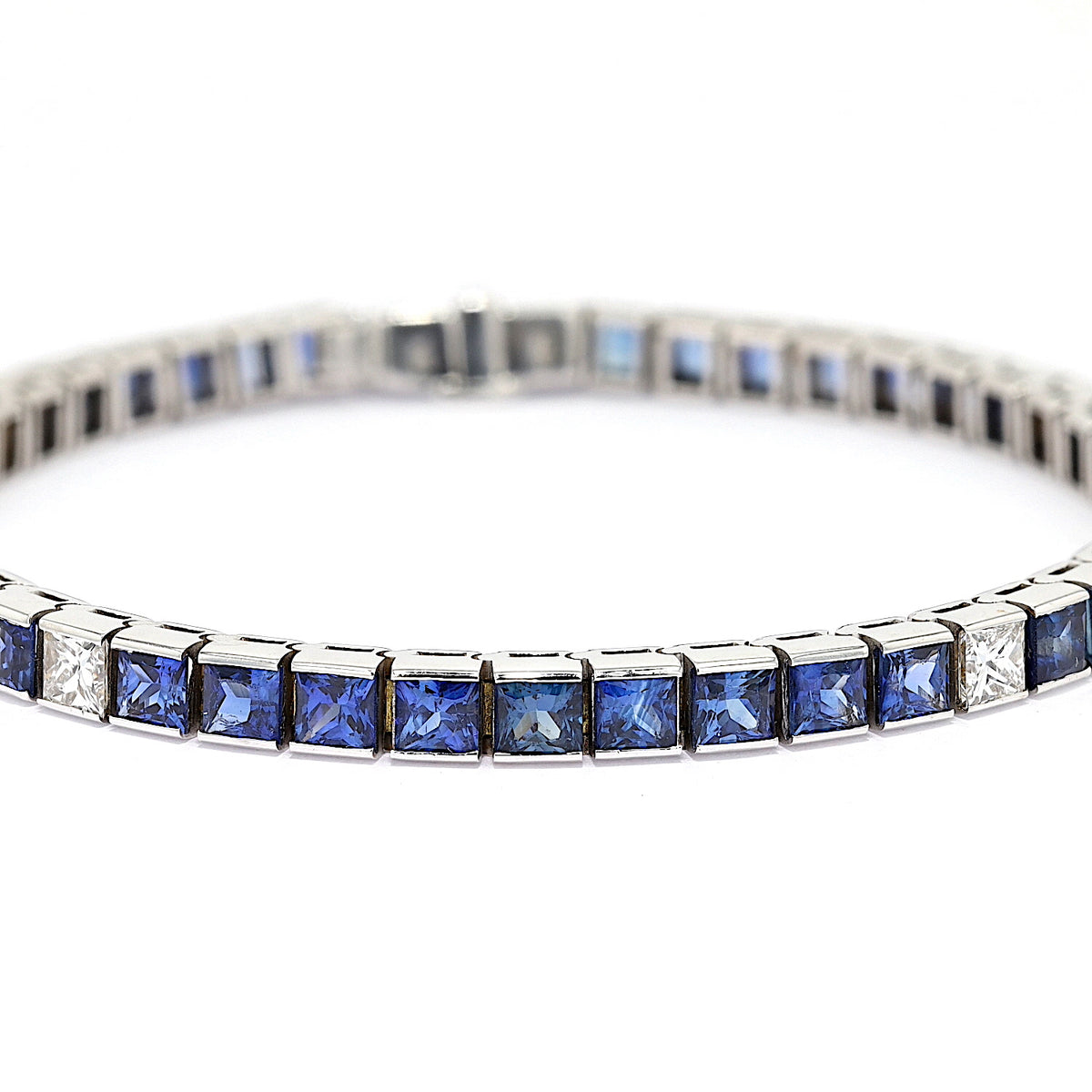 Armband in 750er Weißgold mit ingesamt ca. 12,6 ct Saphiren und ca. 1,25 ct Diamanten , liegend frontal Nahaufnahme