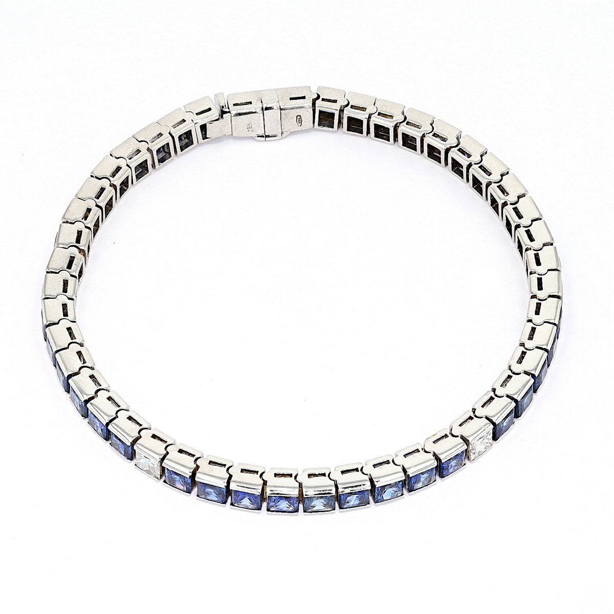 Armband in 750er Weißgold mit ingesamt ca. 12,6 ct Saphiren und ca. 1,25 ct Diamanten , liegend Draufsicht