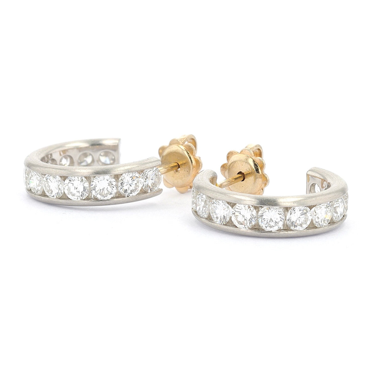 1 Paar Vintage Kreolen aus 950er Platin mit gesamt ca. 3,3 ct Brillanten, liegend links gedreht