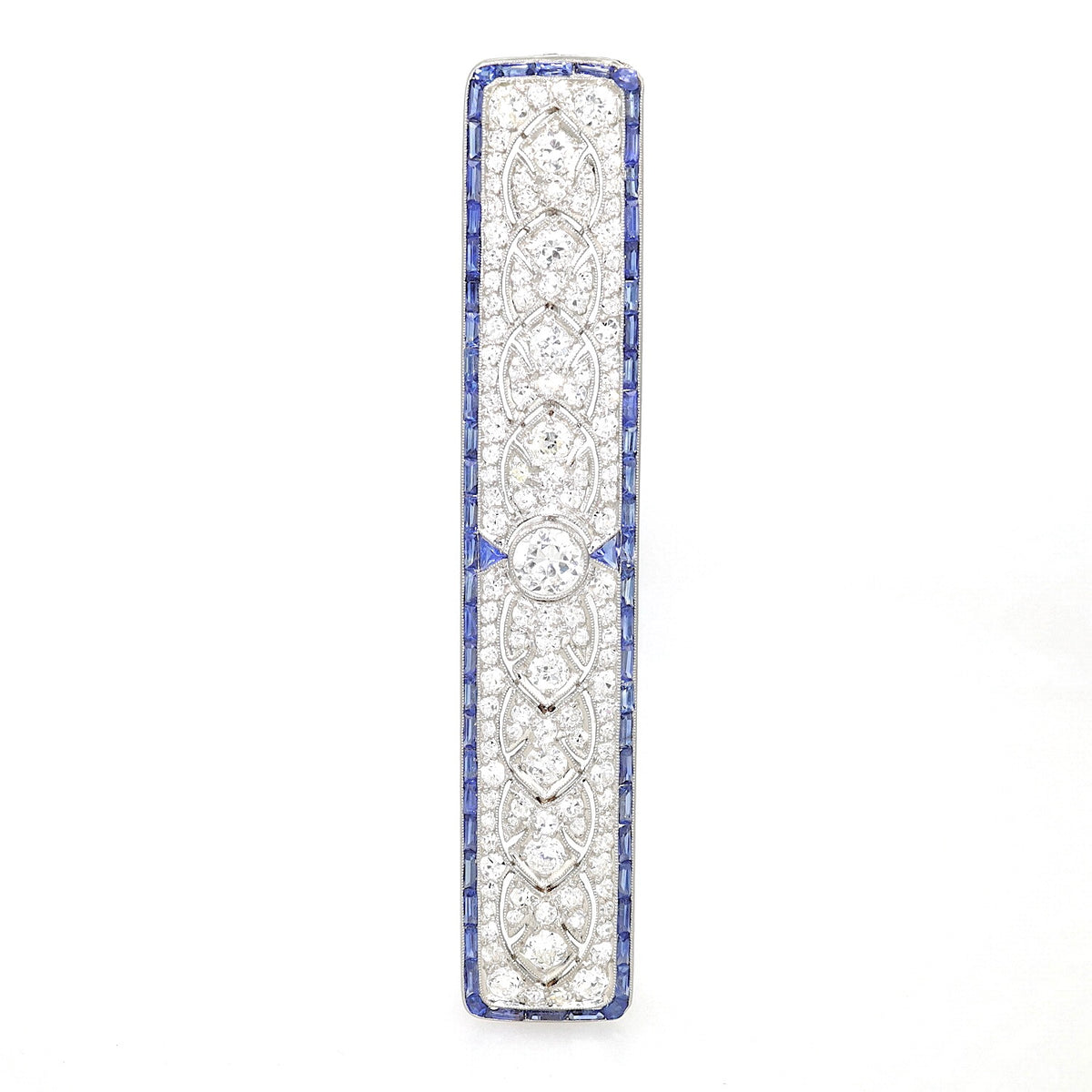 Große Art Déco Brosche aus 900er Platin mit insgesamt ca. 2,7 ct Diamanten und 62 Saphiren, stehend frontal