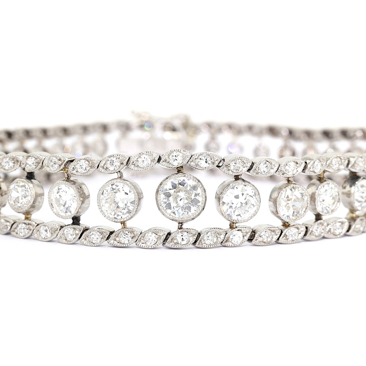 Belle Epoque Armband, Tennisarmband aus Platin mit insgesamt ca. 6,1 ct Diamanten, Nahaufnahme liegend frontal