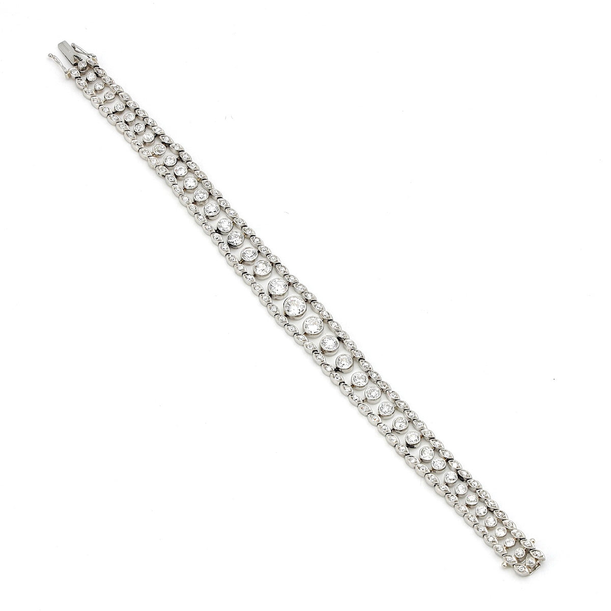 Belle Epoque Armband, Tennisarmband aus Platin mit insgesamt ca. 6,1 ct Diamanten, liegend Draufsicht