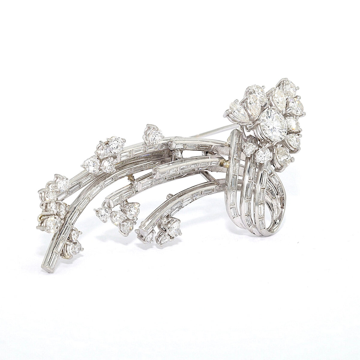 Hochkarätige Vintage Brosche aus Paltin gearbeitet und mit insgesamt ca. 5,8 ct Brillanten und Diamanten besetzt, stehend rechts gedreht