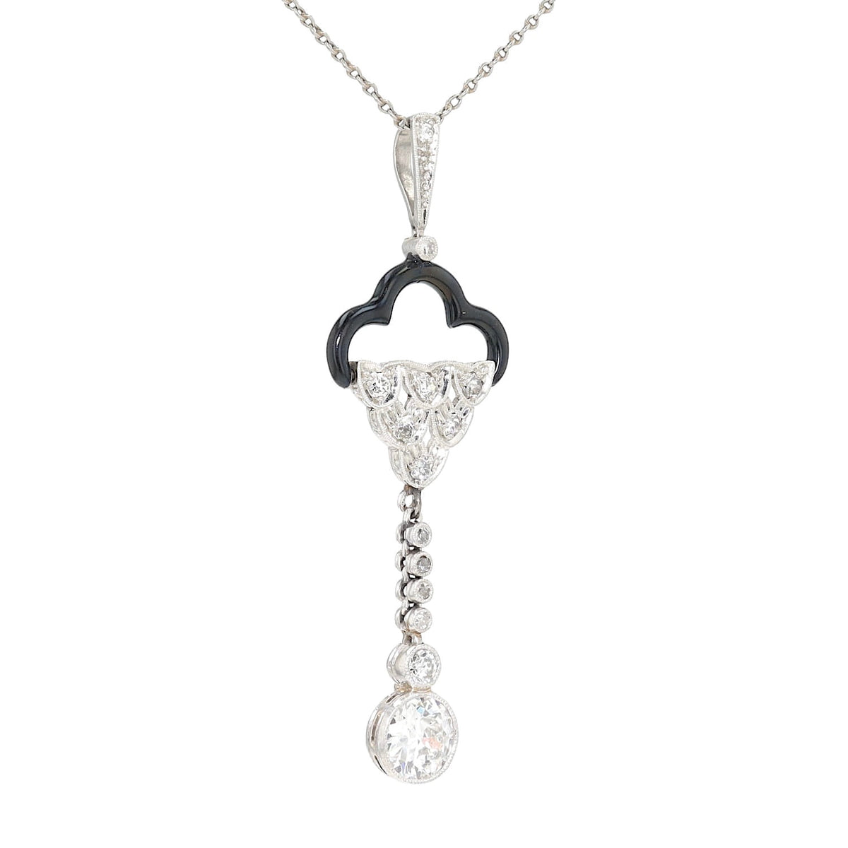 Belle Époque Kette und Anhänger in Platin mit ca. 0,90 ct Diamanten und schwarzer Emaille, hängend rechts gedreht