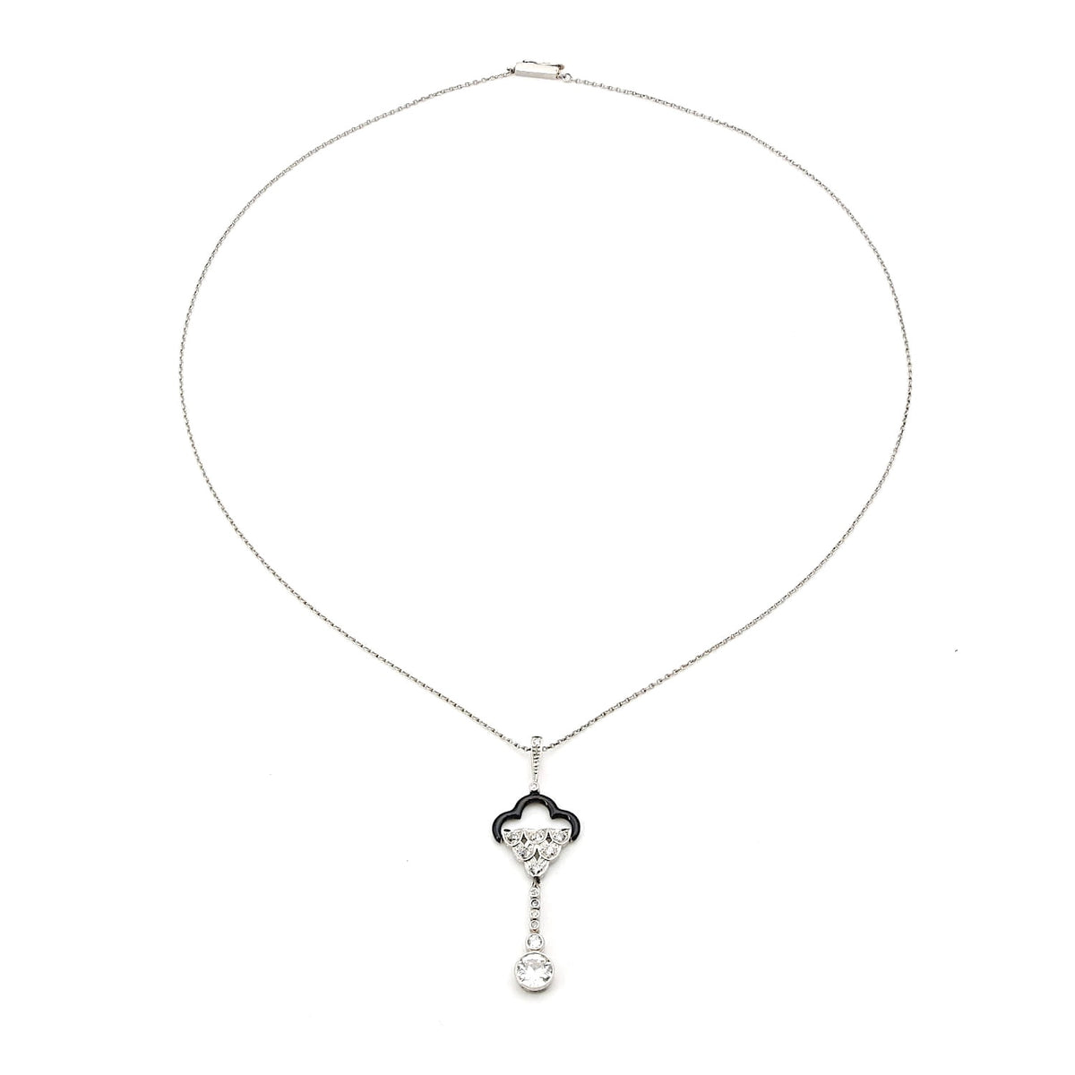 Belle Époque Kette und Anhänger in Platin mit ca. 0,90 ct Diamanten und schwarzer Emaille, liegend Draufsicht