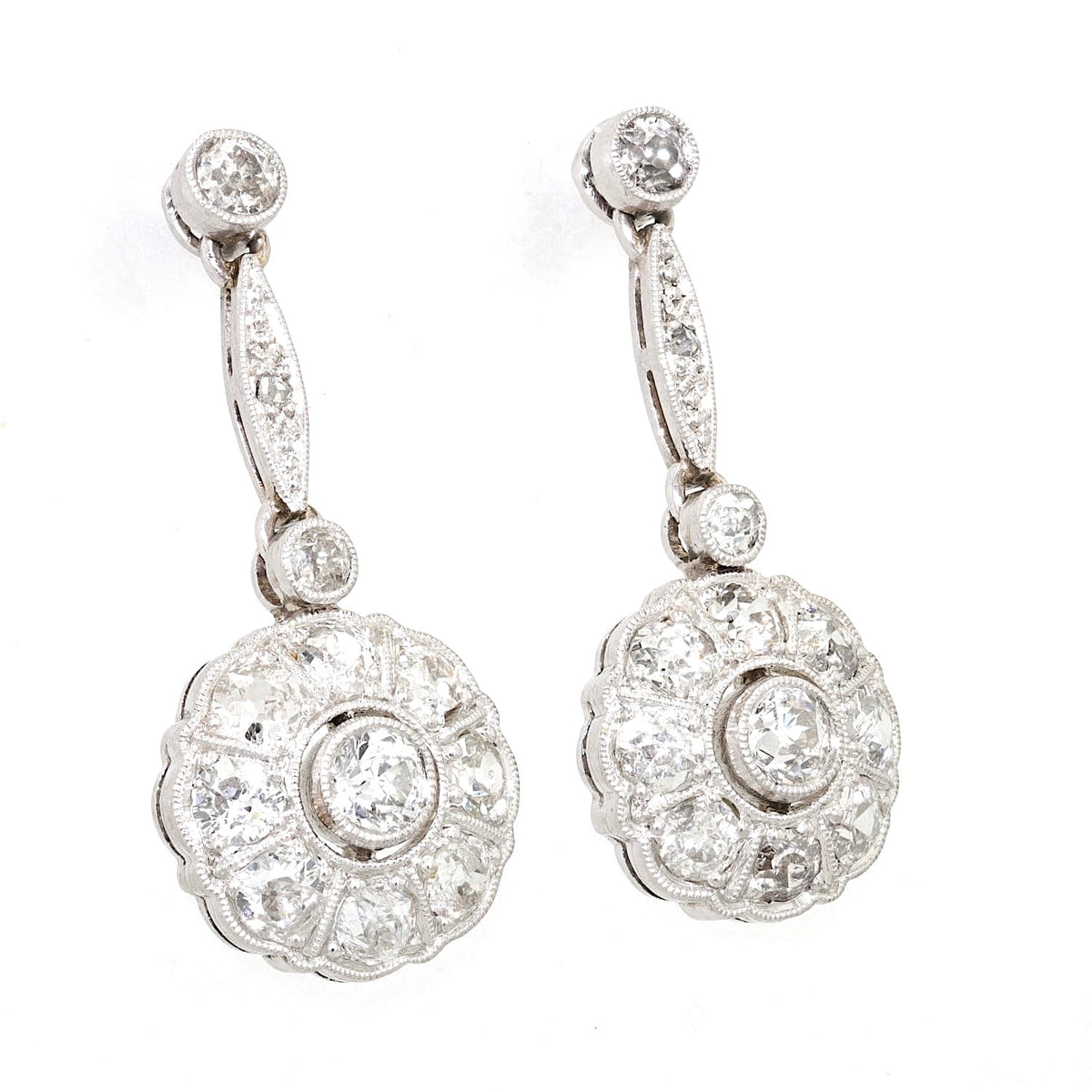 Art Deco Ohrringe in 585/750er Weißgold und Platin mit insgesamt ca. 1,8 ct Diamanten, hängend rechts gedreht
