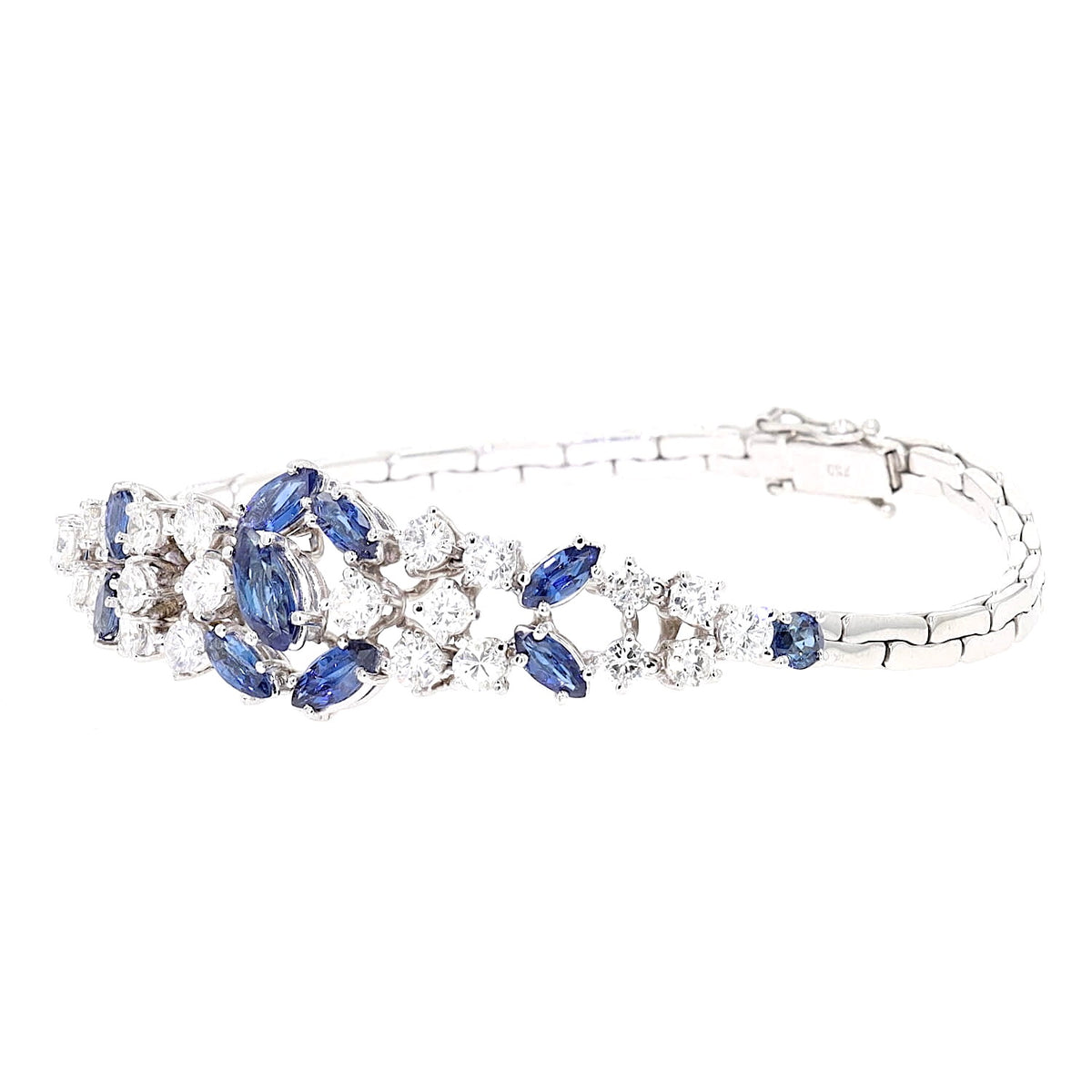 Exklusives Vintage Armband um 1970 in 750er Weißgold mit blauen Saphiren und ca. 2,0 ct Brillanten, liegend geschlossen leicht links gedreht