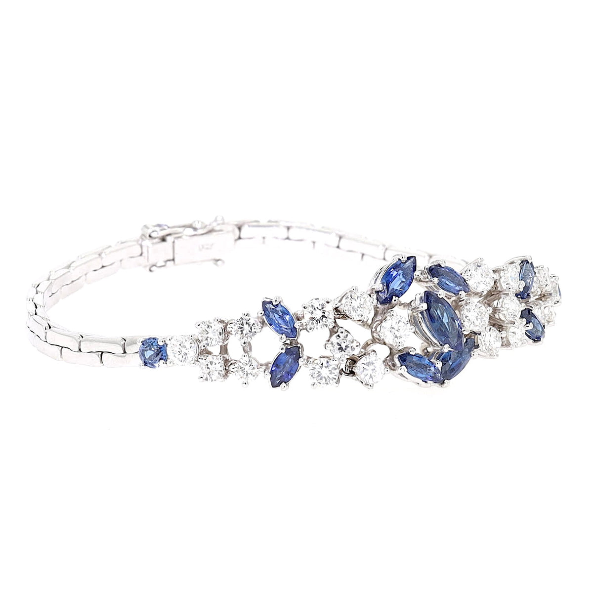 Exklusives Vintage Armband um 1970 in 750er Weißgold mit blauen Saphiren und ca. 2,0 ct Brillanten, liegend geschlossen leicht rechts gedreht