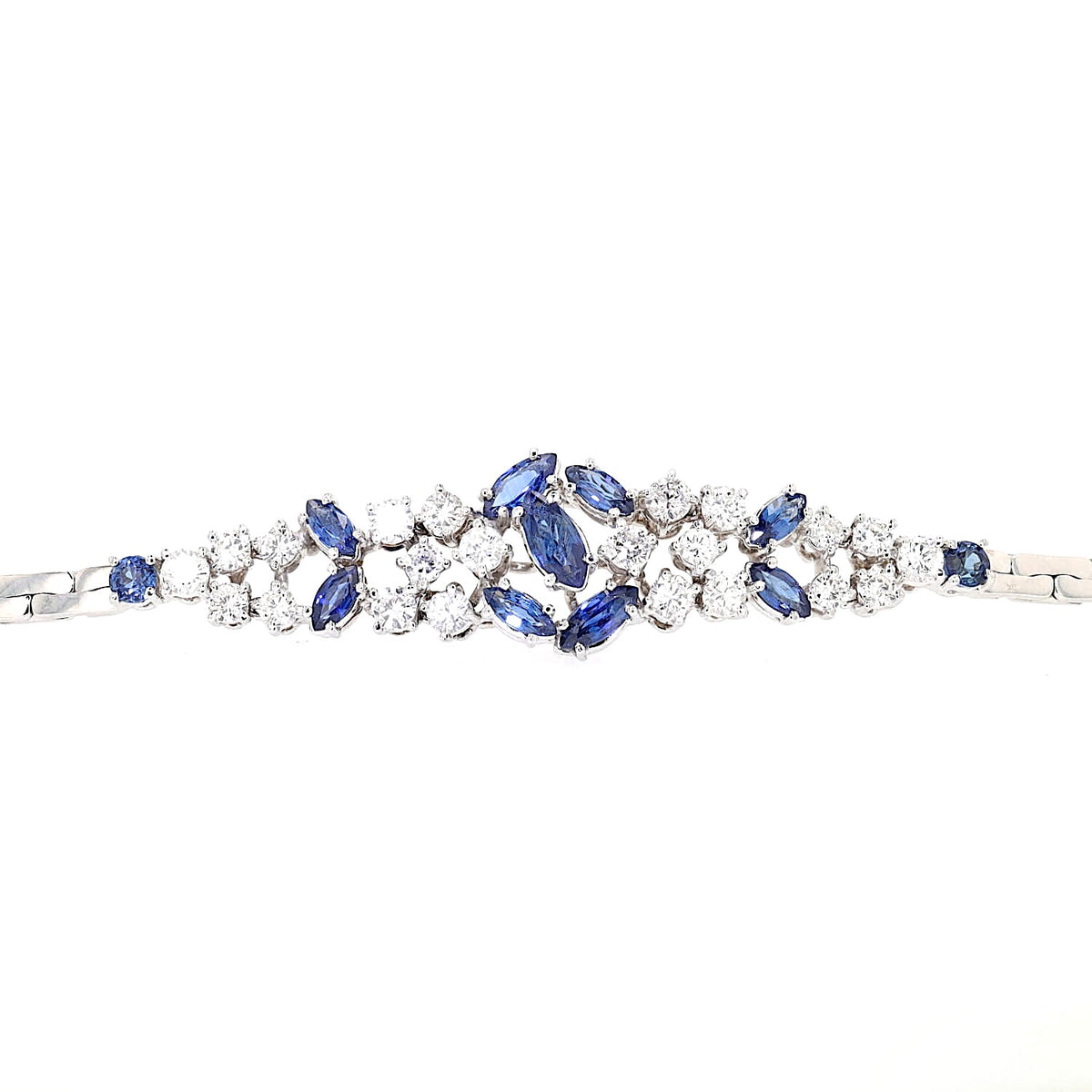 Exklusives Vintage Armband um 1970 in 750er Weißgold mit blauen Saphiren und ca. 2,0 ct Brillanten, Ausschnitt Mittelteil