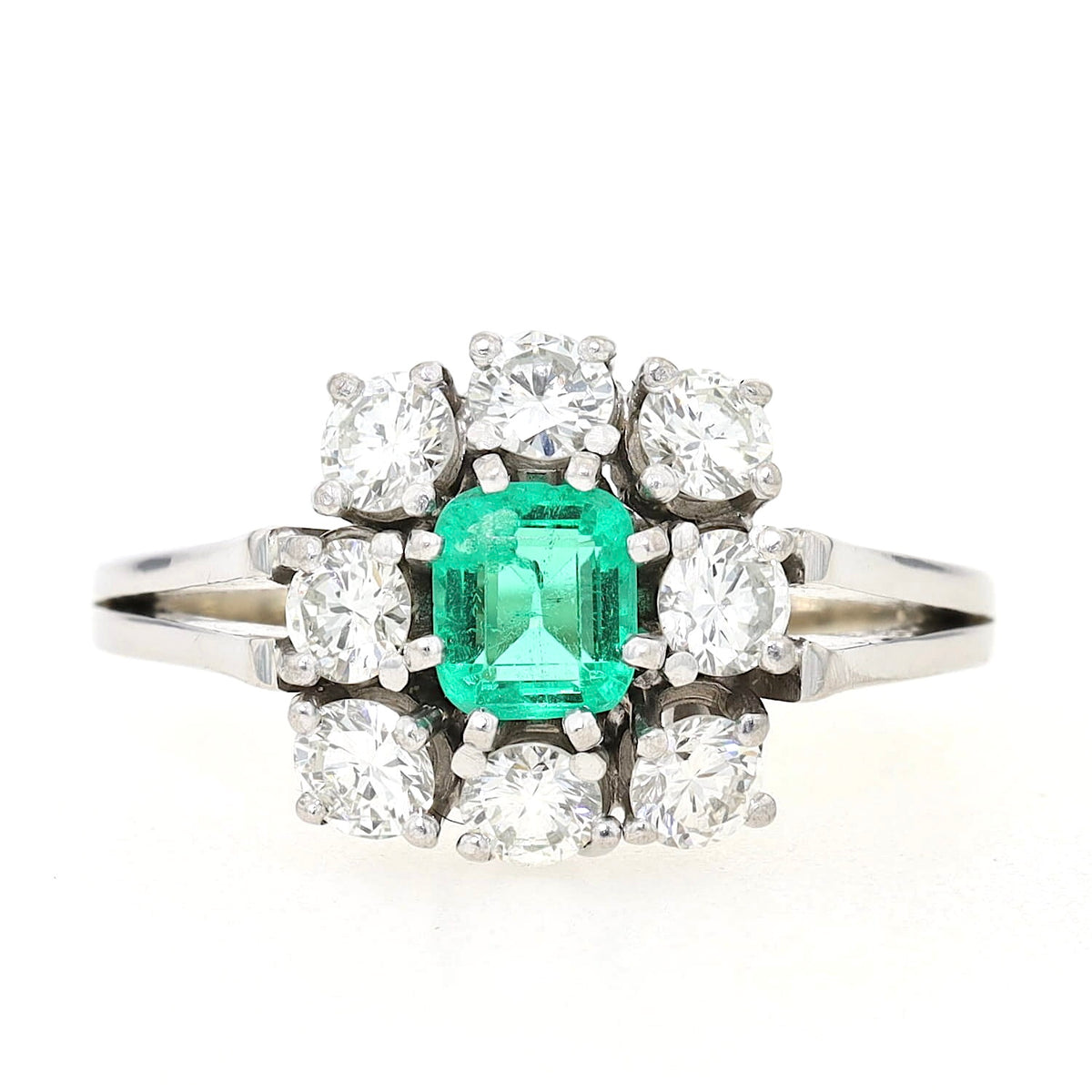 RIng in 750er Weißgold mit einem Smaragd und Brillanten gesamt ca. 0,90 ct, liegend frontal