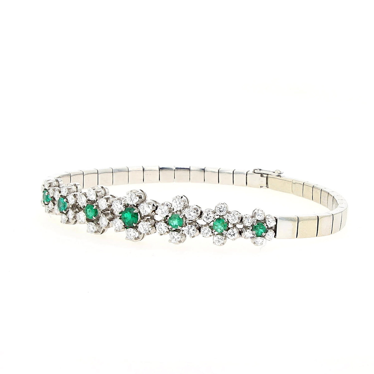 Armband in 750er Weißgold mit Diamanten, Brillanten und Smaragden, liegend geschlossen frontal von vorne leicht links gedreht
