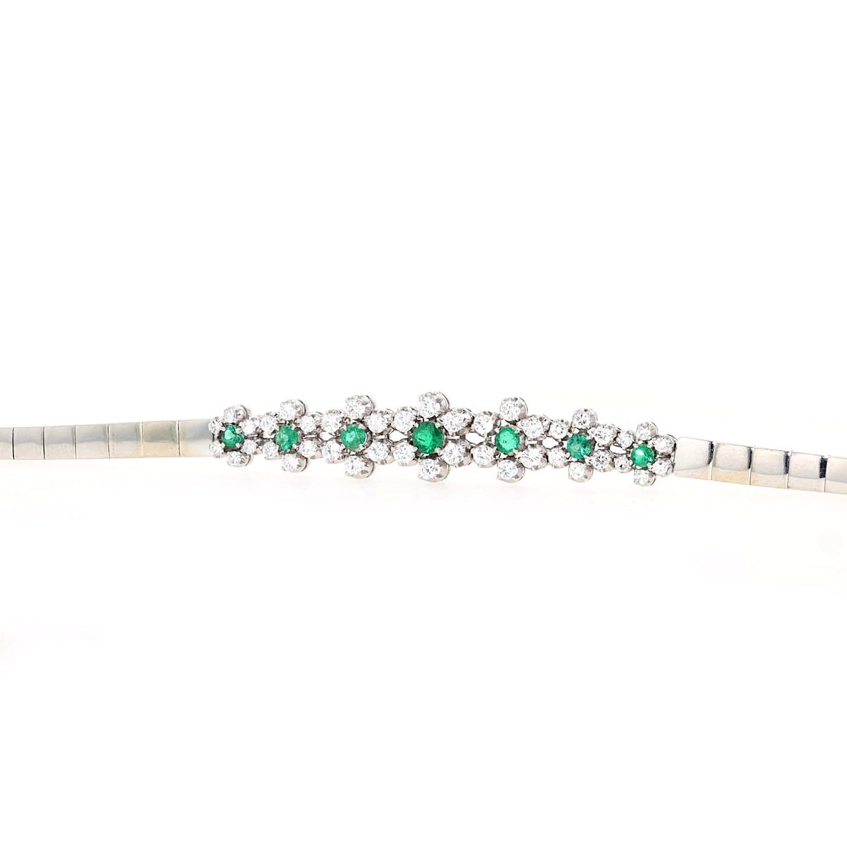 Armband in 750er Weißgold mit Diamanten, Brillanten und Smaragden, seitlich lang liegend von vorne