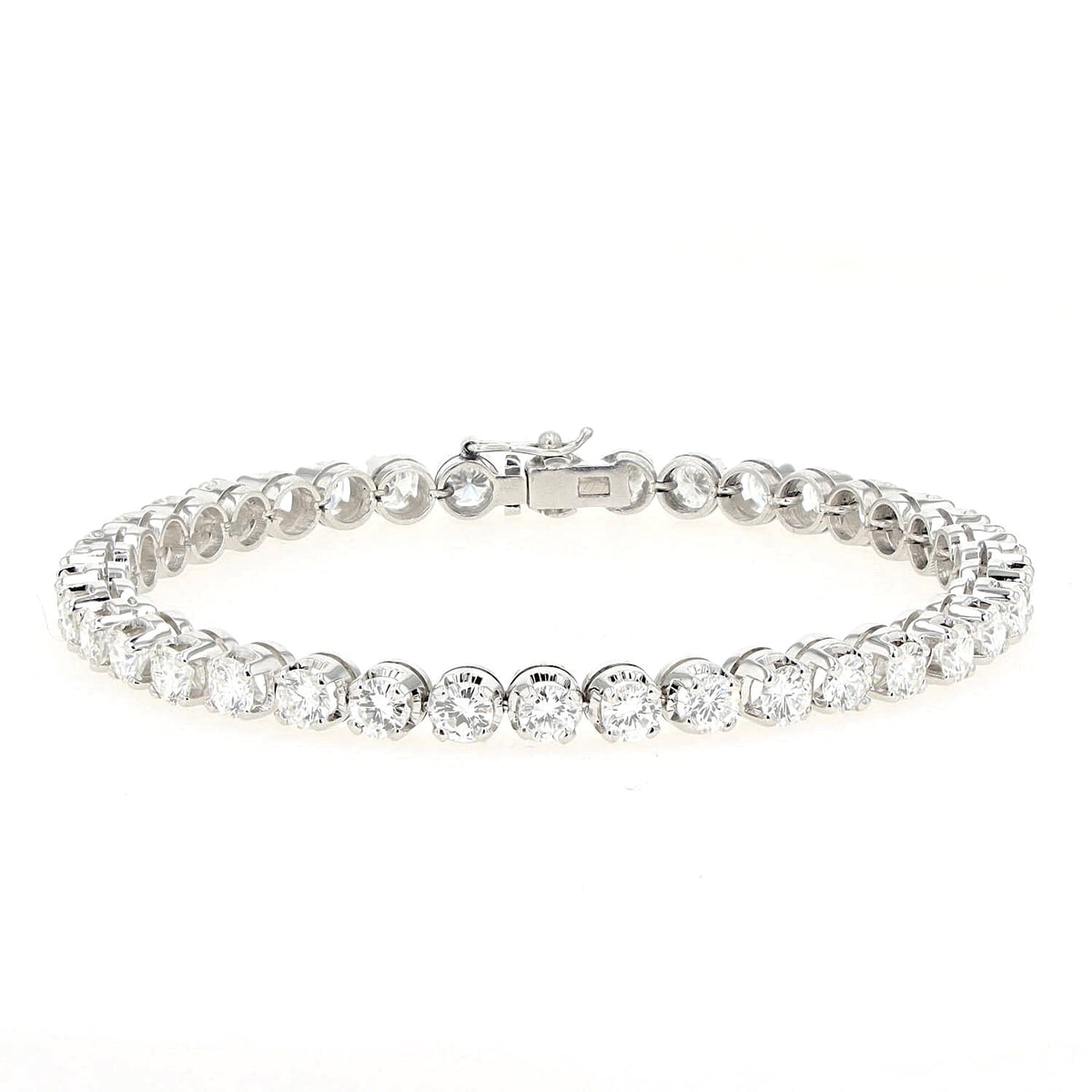 Luxuriöses Tennisarmband in 750er Weißgold mit insgesamt ca. 7,5 ct Brillanten, geschlossen frontal