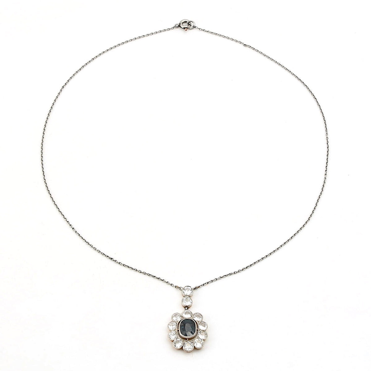 Art Déco Kette aus Platin und 585er Gelbgold mit einem blauen Saphir ca. 1,4 ct und Diamanten mit ca. 2,0 ct, liegend geschlossen