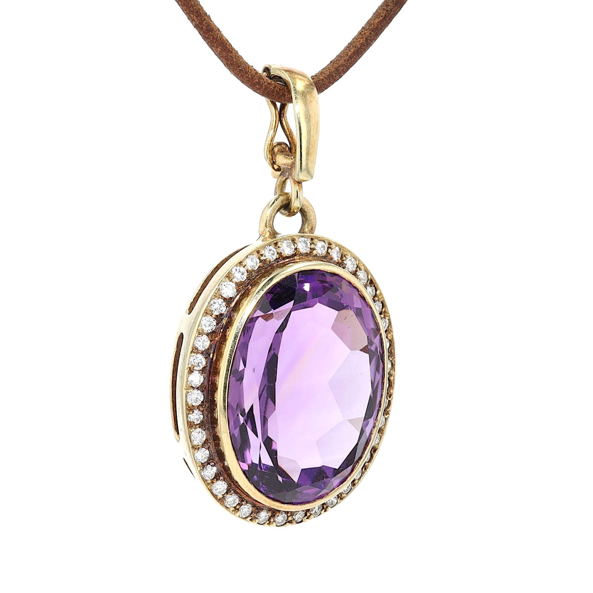 Vintage Anhänger in 585er Gelbgold mit einem großen Amethyst und Brillanten, hängend leicht rechts gedreht