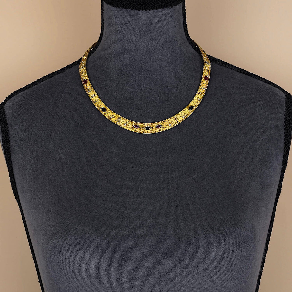 Schweres luxuriöses Collier in 750er Gelbgold mit blauen Saphiren, Rubinen und Brillanten, an einer dunklen Büste
