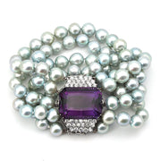Armband mit 5 Reihen Zuchtperlen und einem Schloss in 750er Weißgold mit Brillanten und einem Amethyst, liegend frontal
