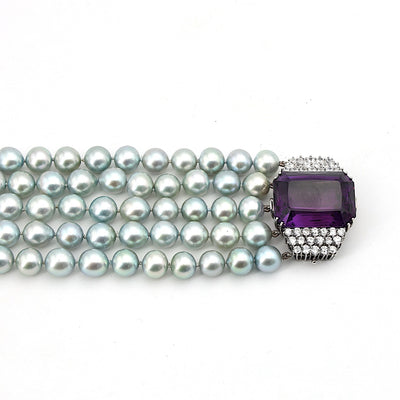Armband mit 5 Reihen Zuchtperlen und einem Schloss in 750er Weißgold mit Brillanten und einem Amethyst, liegend Schloss