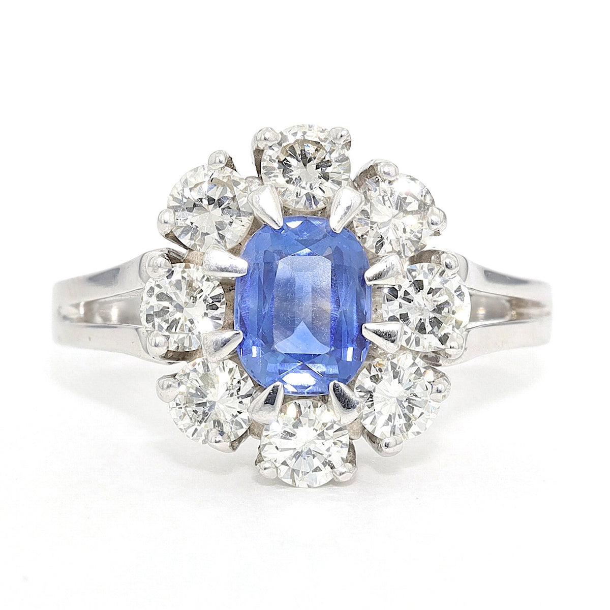 Ring in 750er Weißgold mit einem Saphir und Brillanten, liegend frontal