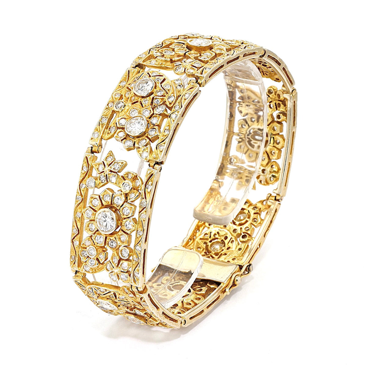 Armband in 585er Gelbgold mit insgesamt ca. 6,2 ct  Brillanten und Diamanten, stehend