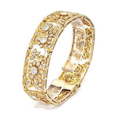 Armband in 585er Gelbgold mit insgesamt ca. 6,2 ct  Brillanten und Diamanten, stehend