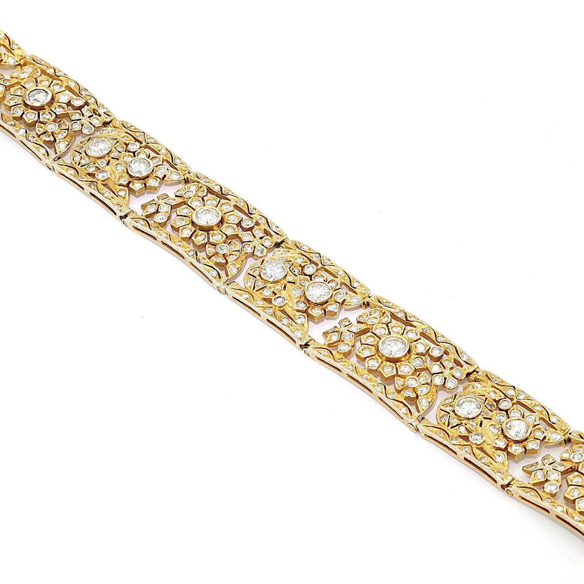Armband in 585er Gelbgold mit insgesamt ca. 6,2 ct  Brillanten und Diamanten, liegend Draufsicht Nahaufnahme