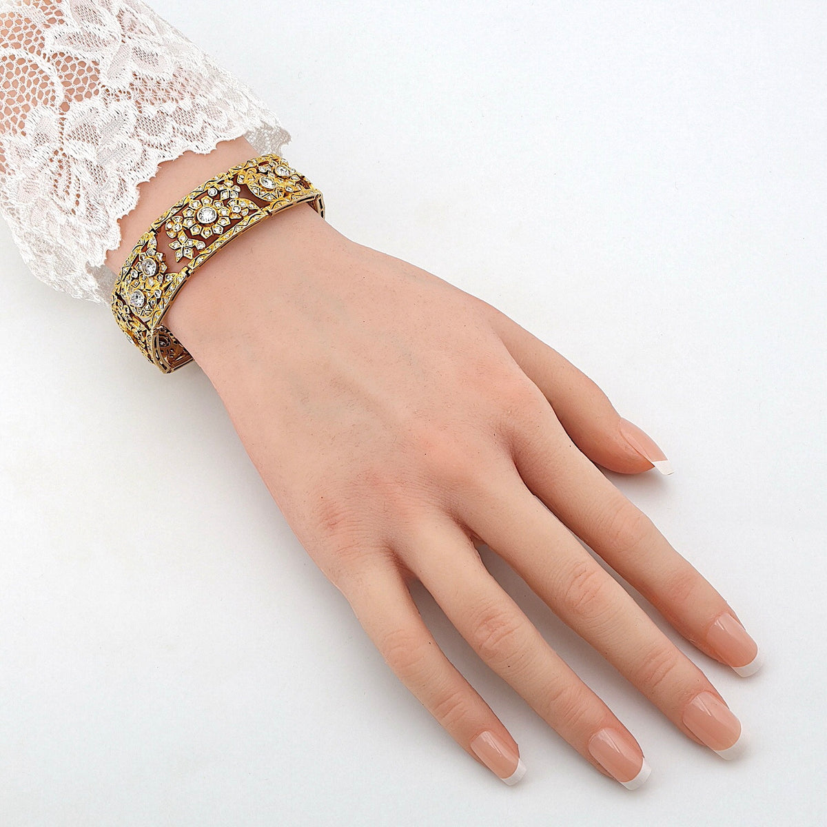 Armband in 585er Gelbgold mit insgesamt ca. 6,2 ct  Brillanten und Diamanten, am Arm