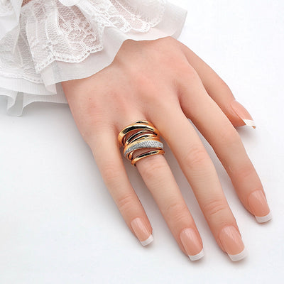 K di Kuore Ring in 750er Rotgold mit Brillanten, an der Hand