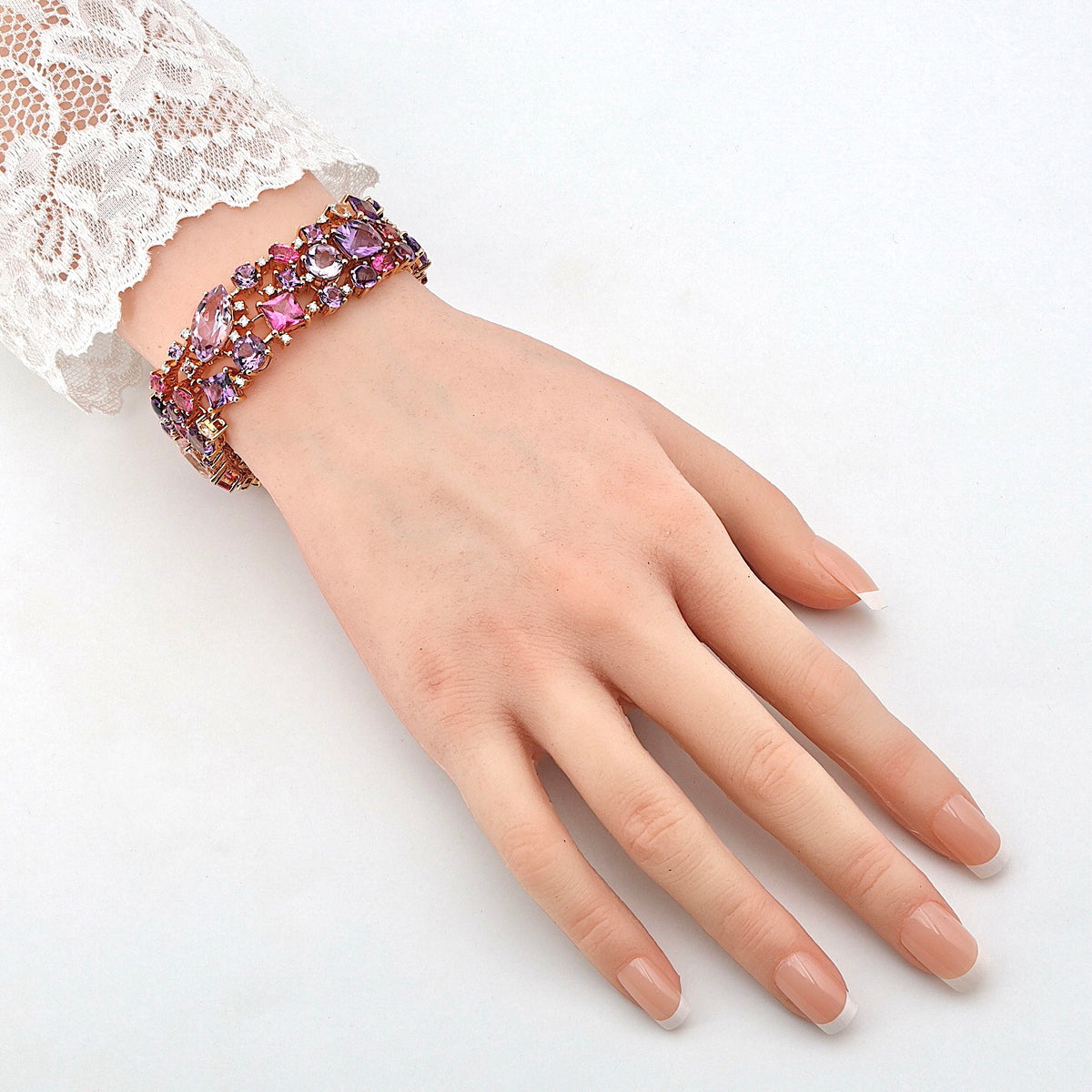 Armband von Buchwald in 750er Rotgold mit Amethysten, Turmalinen, Saphiren, Rubelliten, Morganiten und Brillanten, am Arm
