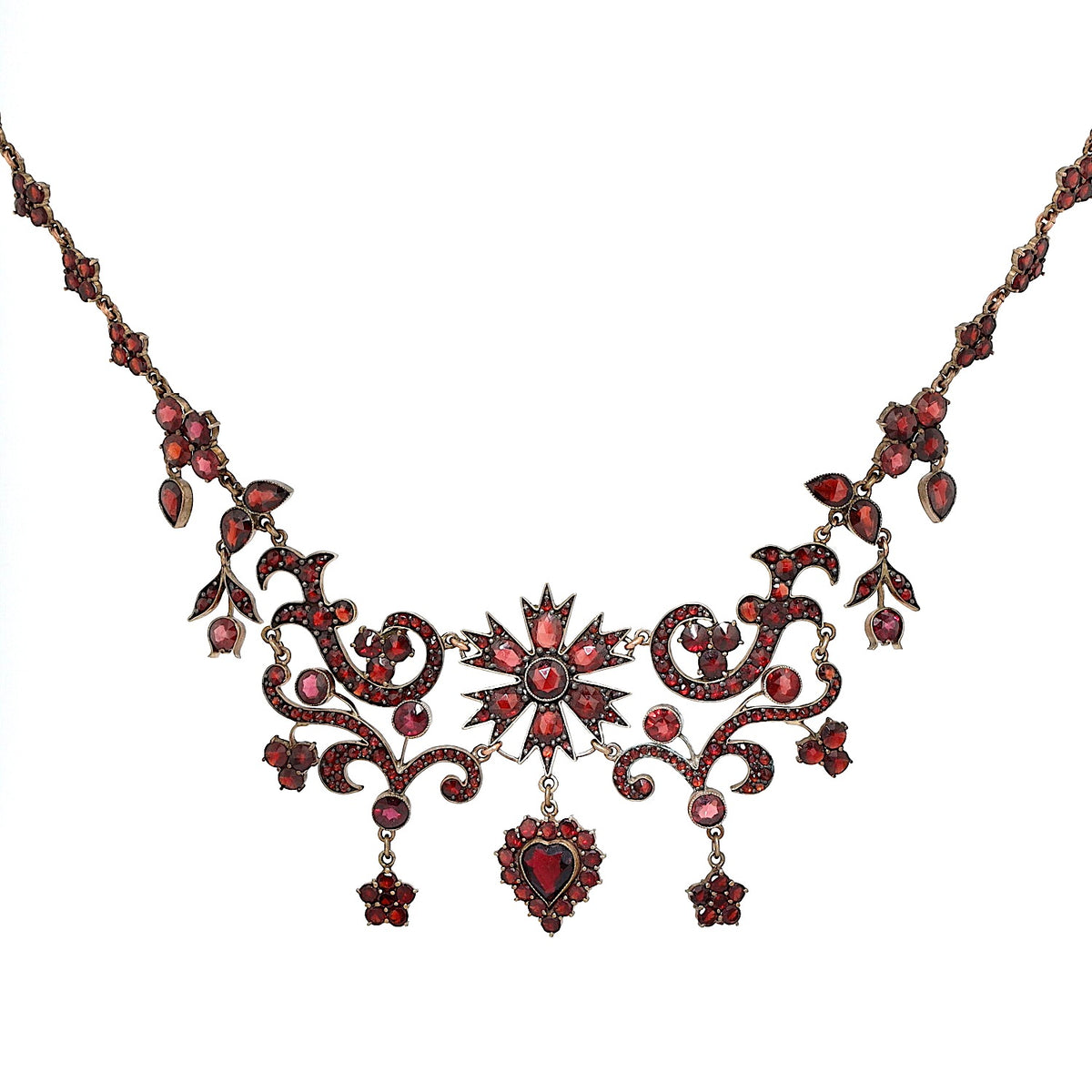Granatcollier um 1900 aus Tombak, vergoldet, hängend frontal