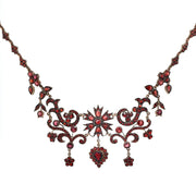 Granatcollier um 1900 aus Tombak, vergoldet, hängend frontal