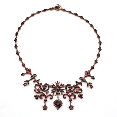 Granatcollier um 1900 aus Tombak, vergoldet, liegend Draufsicht