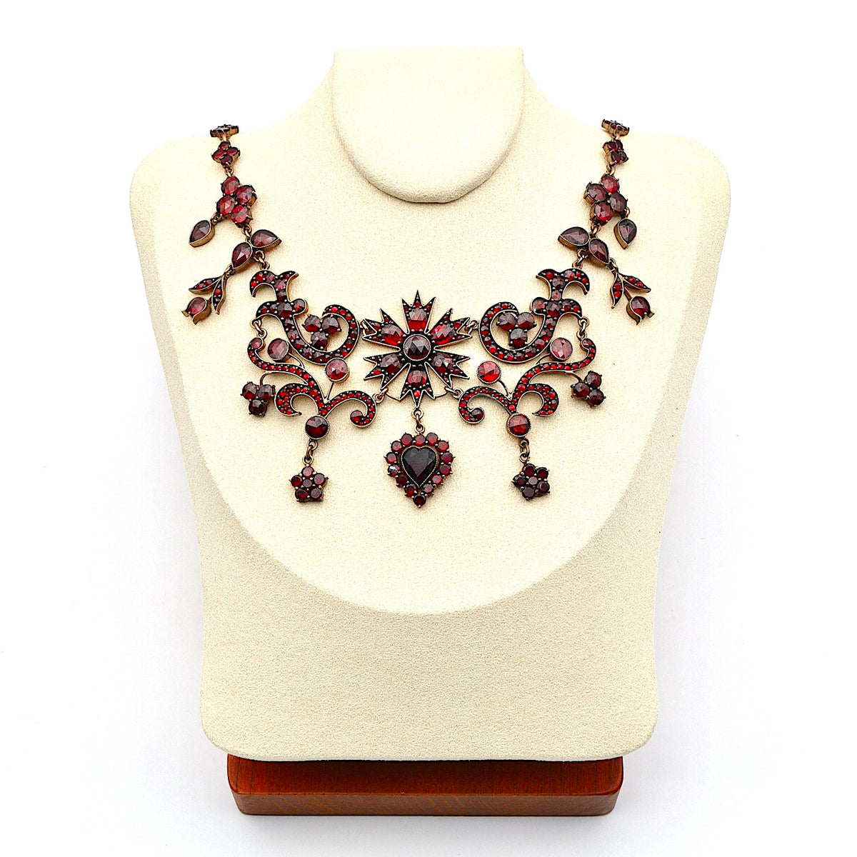 Granatcollier um 1900 aus Tombak, vergoldet, an der Büste