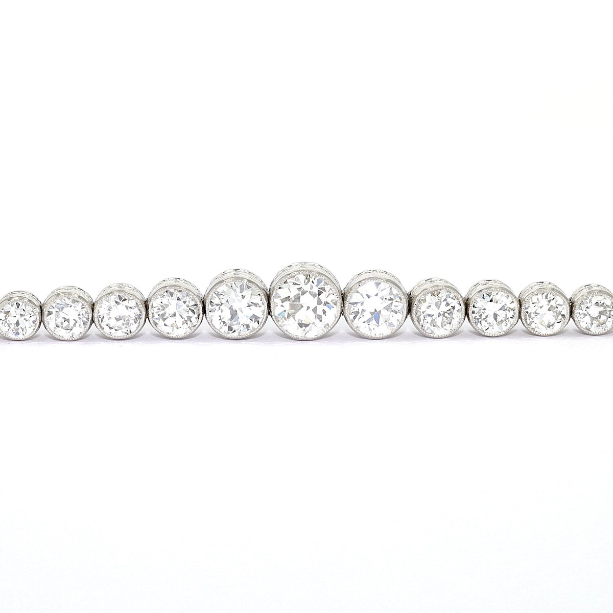 Art Deco Tennisarmband in Platin mit insgesamt ca. 5,1 ct Diamanten im Altschliff, Nahaufnahme liegend frontal