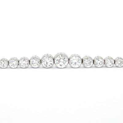 Art Deco Tennisarmband in Platin mit insgesamt ca. 5,1 ct Diamanten im Altschliff, Nahaufnahme liegend frontal
