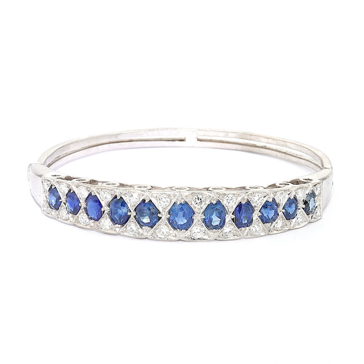 Vintage Armreif in 585er Weißgold mit blauen Saphiren und Brillanten, liegend frontal