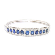 Vintage Armreif in 585er Weißgold mit blauen Saphiren und Brillanten, liegend frontal