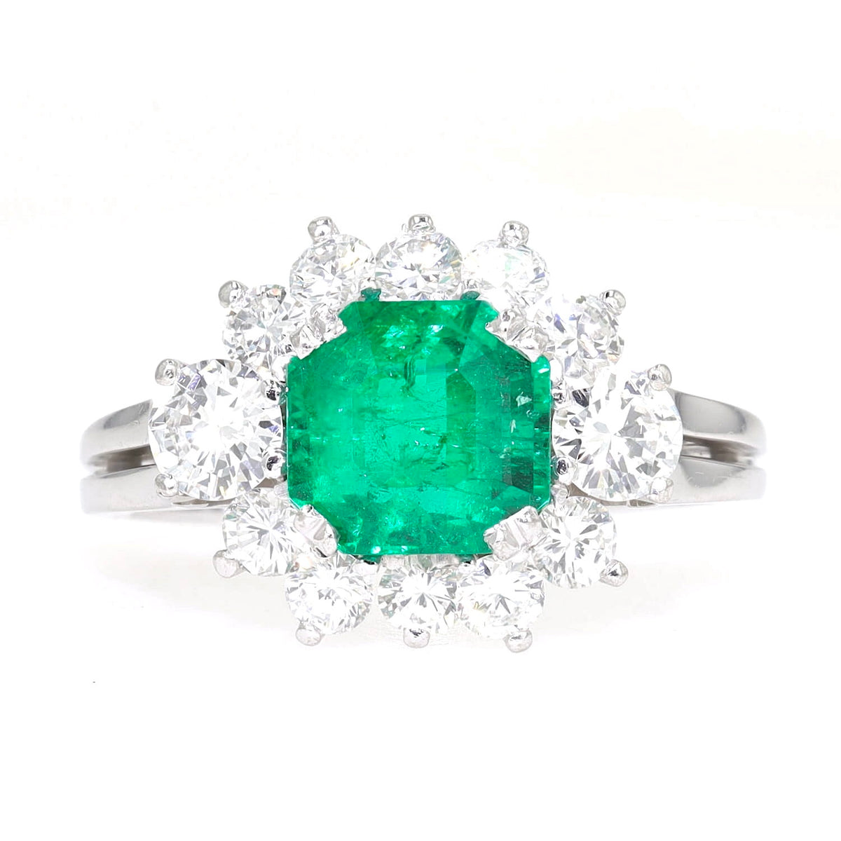 Entourage-Ring in 750er Weißgold mit einem kolumbianischen Smaragd mit ca. 1, 7ct und ca. 1,0 ct Brillanten, liegend frontal