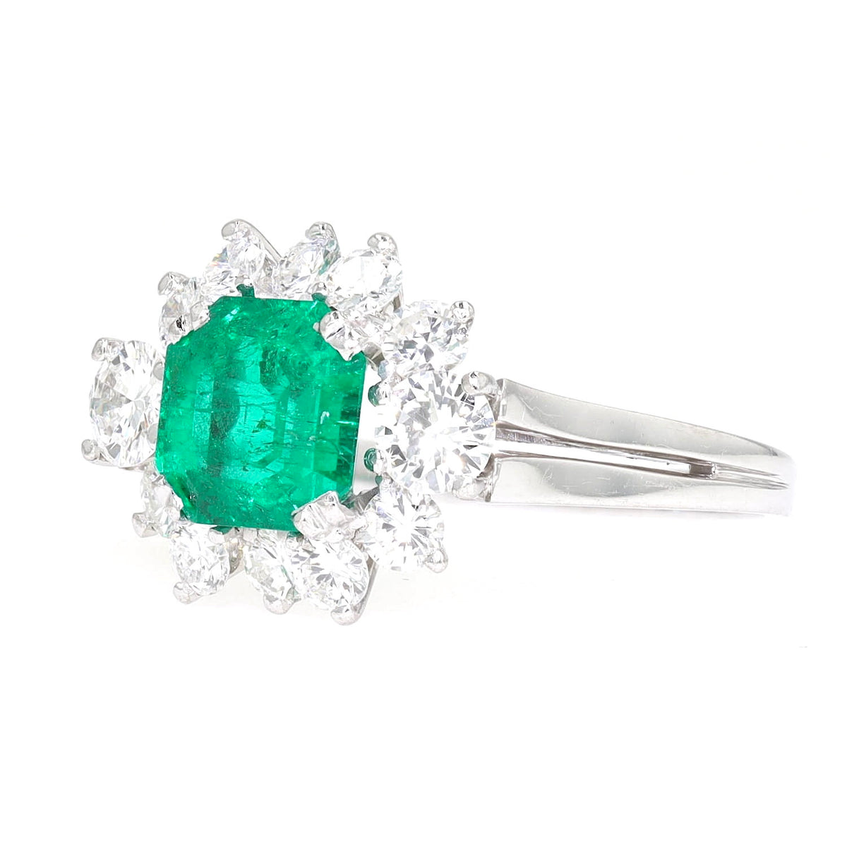 Entourage-Ring in 750er Weißgold mit einem kolumbianischen Smaragd mit ca. 1, 7ct und ca. 1,0 ct Brillanten, liegend links gedreht