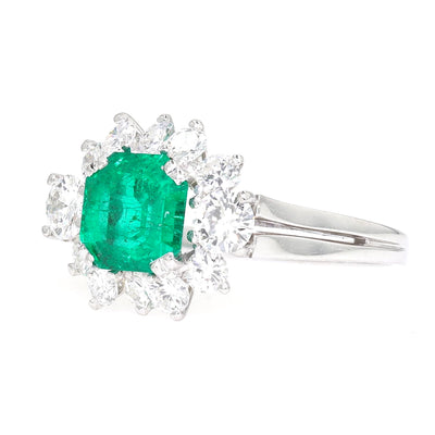 Entourage-Ring in 750er Weißgold mit einem kolumbianischen Smaragd mit ca. 1, 7ct und ca. 1,0 ct Brillanten, liegend links gedreht
