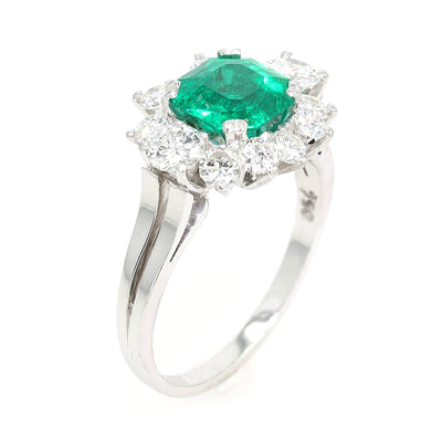 Entourage-Ring in 750er Weißgold mit einem kolumbianischen Smaragd mit ca. 1, 7ct und ca. 1,0 ct Brillanten, stehend