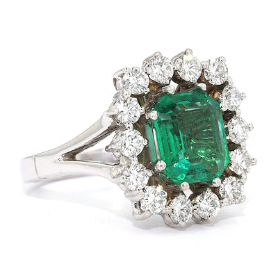 Vintage Ring in 750er Weißgold mit einem Smaragd und Brillanten, liegend rechts gedreht
