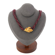 Ehinger Schwarz Collier aus Rhodolith Kugeln und einem Schloss aus 750er Gelbgold, an der Büste