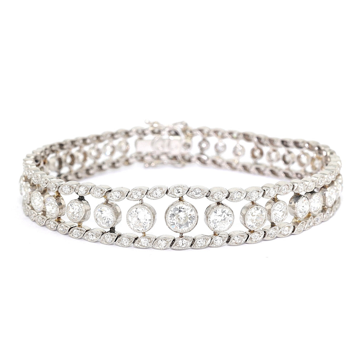 Belle Epoque Armband, Tennisarmband aus Platin mit insgesamt ca. 6,1 ct Diamanten, liegend frontal