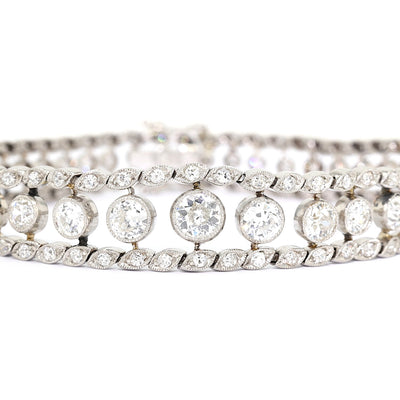 Belle Epoque Armband, Tennisarmband aus Platin mit insgesamt ca. 6,1 ct Diamanten, Nahaufnahme liegend frontal